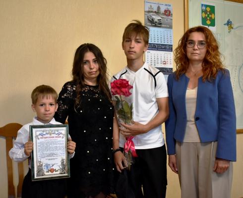 Супруге нашего бойца вручили благодарственное письмо от командования войсковой части. Супруге нашего бойца вручили благодарственное письмо от командования войсковой части.